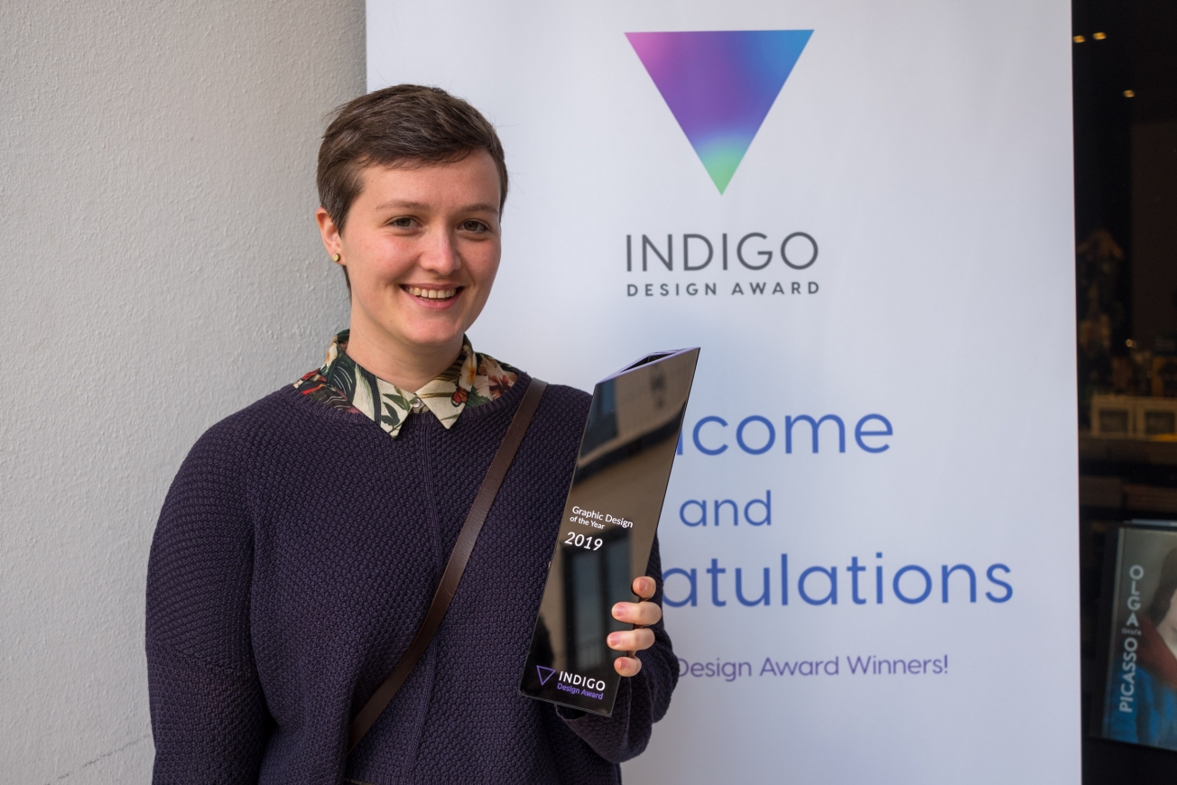 L'art director di The Visual Agency Benedetta Signaroldi con il premio Indigo Award