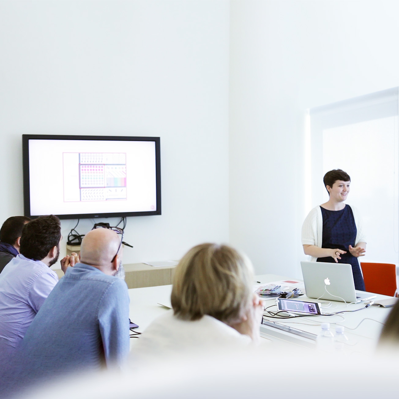 Benedetta Signaroldi presenting data visualization at a meeting