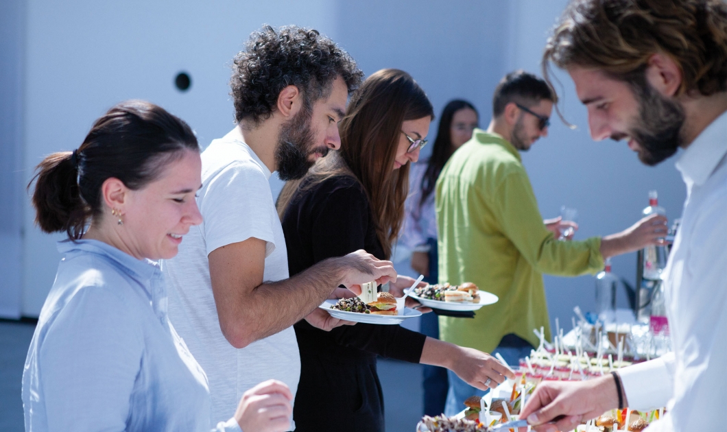 Dipendenti di The Visual Agency al catering della festa ADayAway 2022