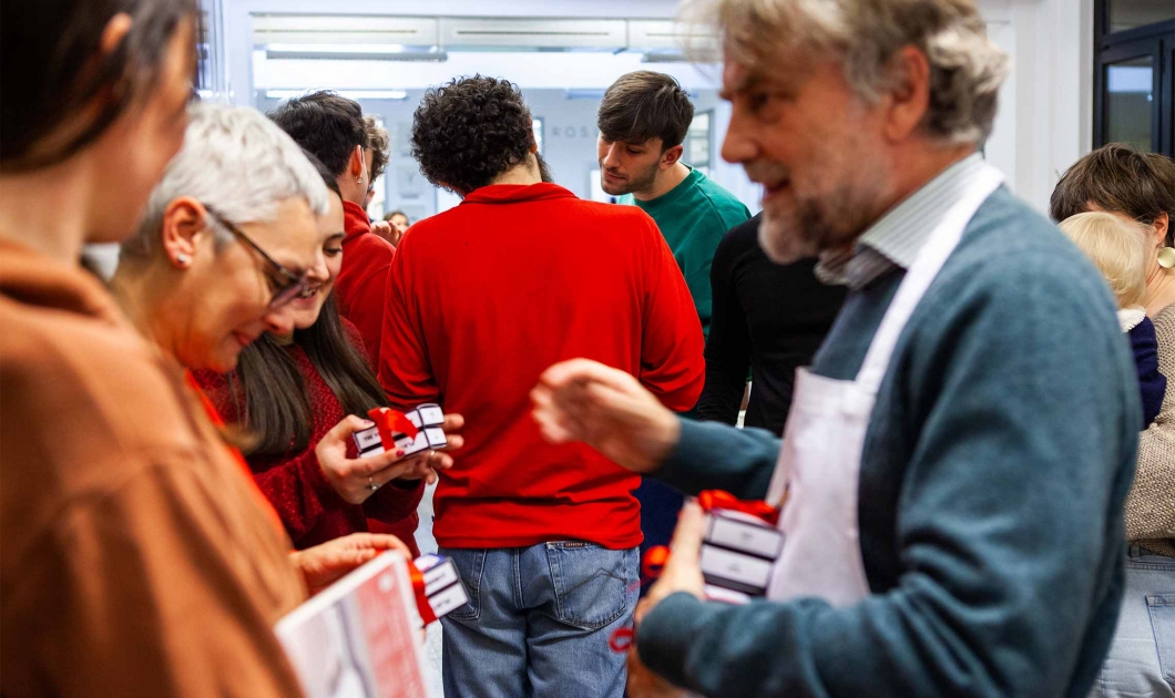 Paolo Guadagni che regala il mazzo di carte di The Visual Agency