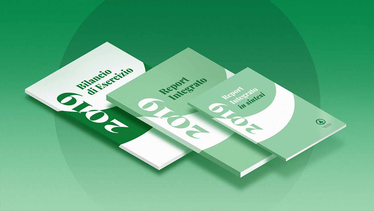 Three green and white 2019 reports titled Bilancio di Esercizio, Report Integrato, and Report Integrato in sintesi are stacked.